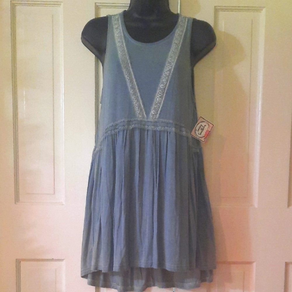 Charming Blue Womans Sleeveless Top - Size: Medium - Boutique Brand